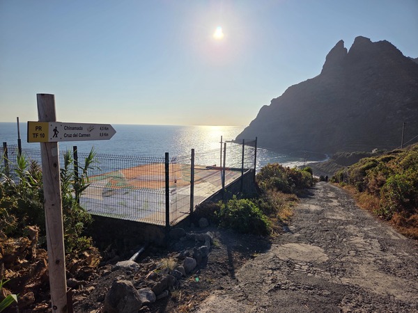Trailhead of PR TF-10 at Punta del Hidalgo with a waymarked sign to Chinamada and Cruz del Carmen.