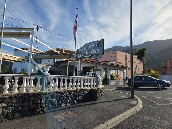 Rótulo de Bar Restaurante Casa Nicasio con terraza y barandilla de piedra en Aguamansa.