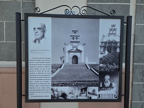 Panel con fotografías antiguas y texto explicativo sobre el desarrollo de la iglesia de Aguamansa.