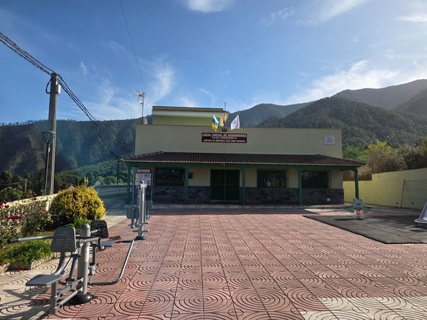 Plaza con máquinas de ejercicio al aire libre frente al Local Social de Aguamansa.