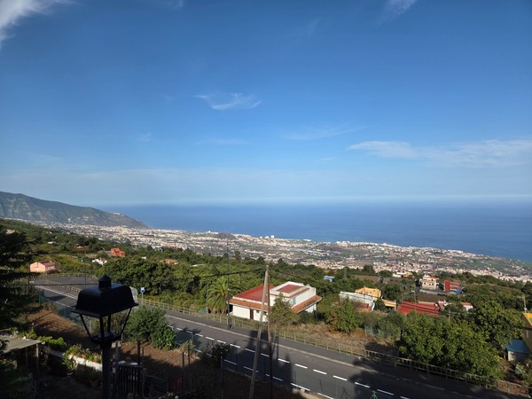 Vista panorámica desde Aguamansa con el Valle de La Orotava extendiéndose hasta el océano Atlántico en un día despejado.