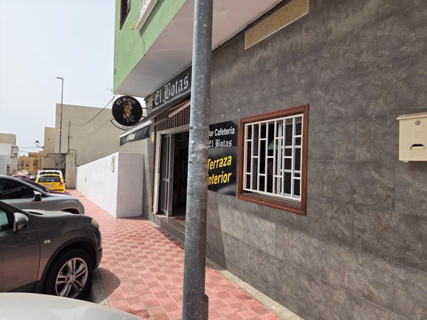 Facade of Bar Cafetería El Botas in Aldea Blanca with signboard and parking outside.