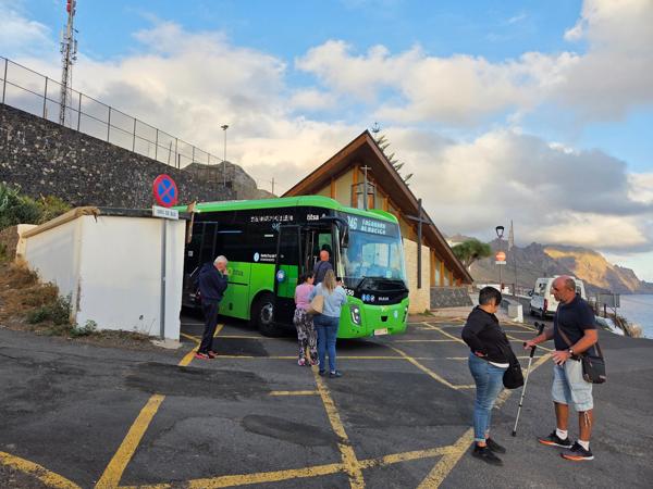 People boarding the green Titsa bus 946 at the main stop in Almáciga village.