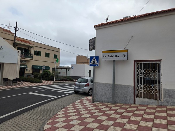 Street sign that points to La Sabinita in the Arico municipality.