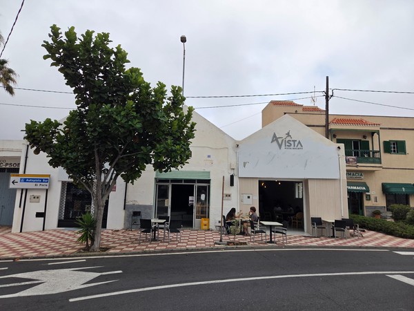 AVista Pizzeria in Arico with open front and diners seated at tables.