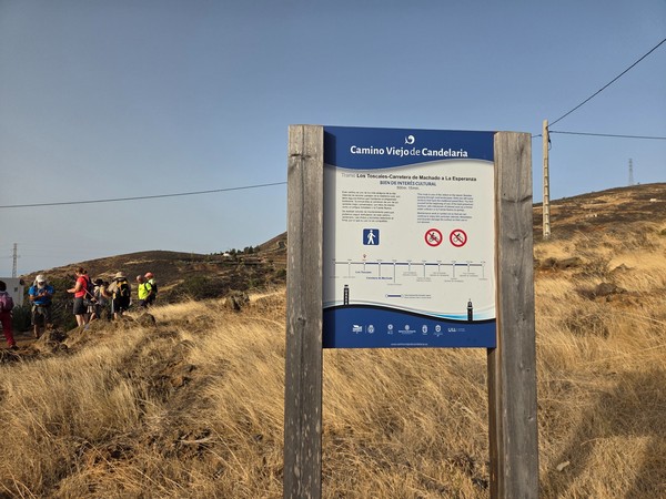 Blue information board for the Camino Viejo de Candelaria describing the Tramo Los Toscales–Carretera de Machado a La Esperanza.