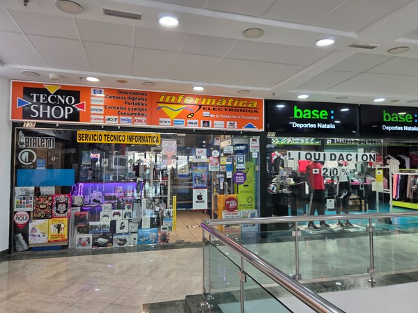 Tecno Shop and Informática Electrónica storefront offering computers, consoles, accessories, and technical service.