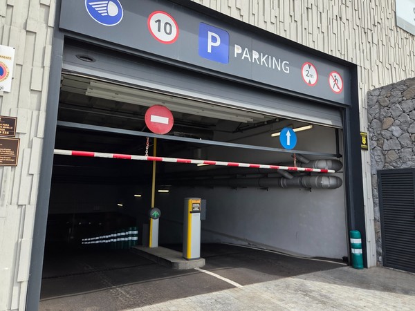 Entrance to Rosa Center’s underground parking with height restriction and traffic symbols.