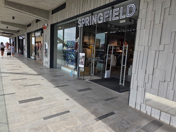 Springfield entrance displaying mid-season discounts.
