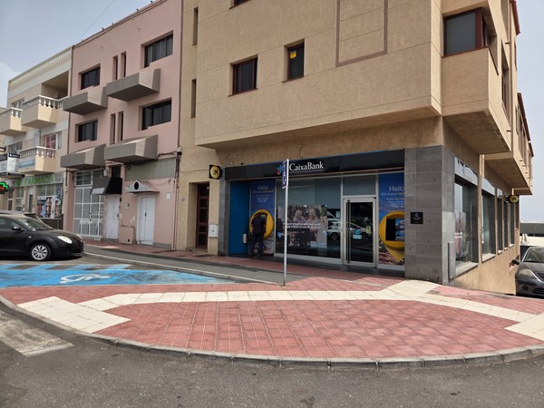 Corner building with CaixaBank branch and pharmacy nearby in La Chafira.