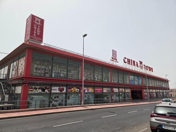 Red-framed facade of Chinatown Shopping Center La Chafira.
