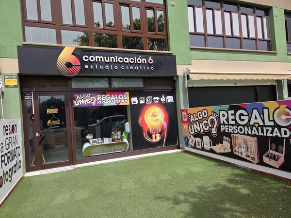 Comunicación 6 creative studio front with colorful sign for personalized gifts.