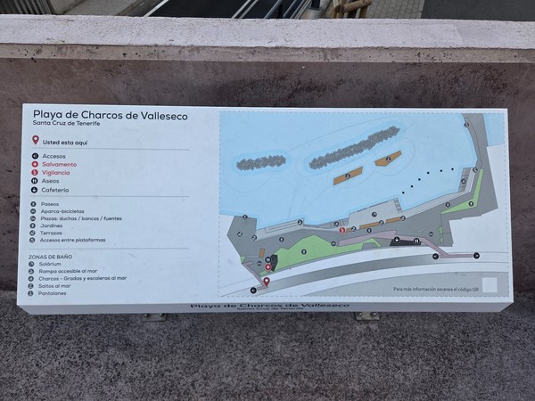 Orientation board titled Playa de Charcos de Valleseco with a detailed plan of platforms, ramps, terraces and services.
