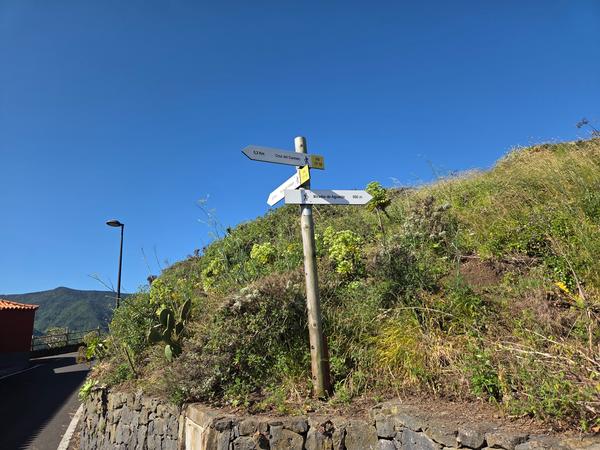Directional signpost indicating hiking routes to Mirador de Aguaide and Cruz del Carmen in Chinamada.