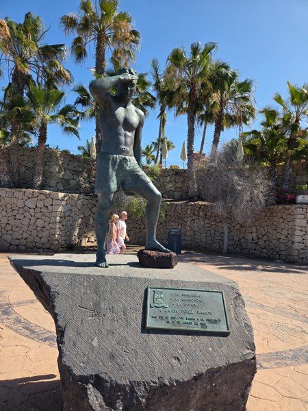 Bronze statue honoring Javier Pérez Ramos, lifeguard, in Costa Adeje.