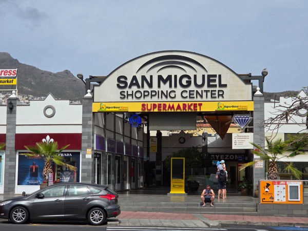 Facade of San Miguel Shopping Center with HiperDino Express.