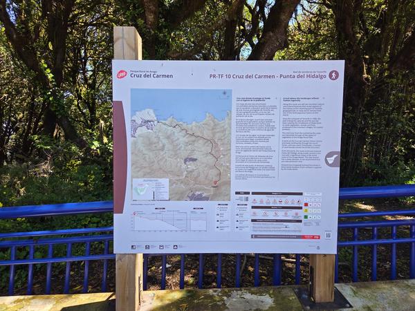 Sign showing the Cruz del Carmen to Punta del Hidalgo trail route with map and details