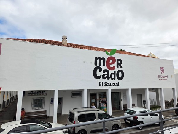 Exterior of the Municipal Market of El Sauzal with the town’s logo on a white façade.