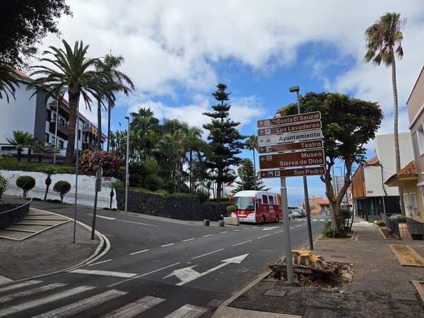 Brown tourist signpost indicating Costa El Sauzal, Los Lavaderos, Ayuntamiento, Teatro and Museo.