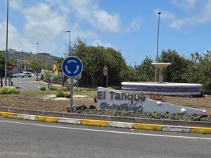 El Tanque roundabout entrance sign with fountain