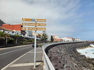 Directional road sign pointing to El Caletón, Puerta de Tierra, and Tourist Office in Garachico.
