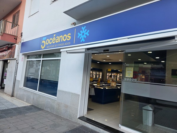 Facade of the 5 Océanos frozen food shop in Güímar with its blue sign and open glass entrance.