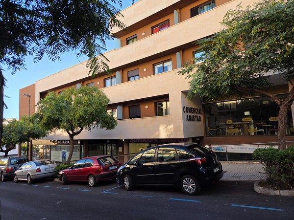 Comercial Amistad building in Güímar with shops and offices at street level and apartments above.