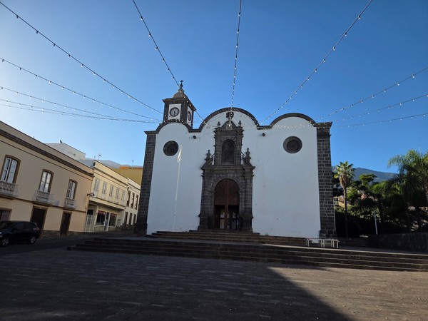 Front view of the church of San Pedro Apóstol in Güímar with its bell tower, stone doorway and wide steps.