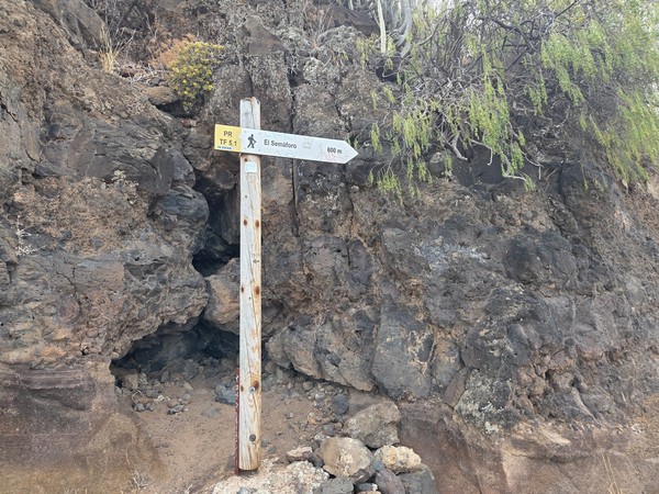 Trail marker PR TF 5.1 indicating El Semáforo at 600 m above Igueste de San Andres.