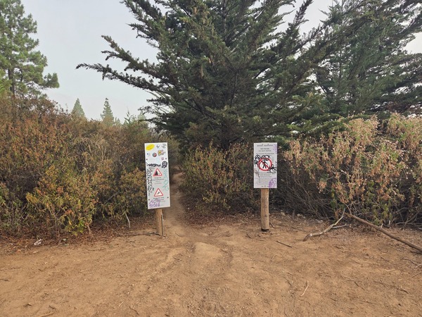 Warning boards at the entrance to the singletrack that leads to Las Ventanas de Güímar.