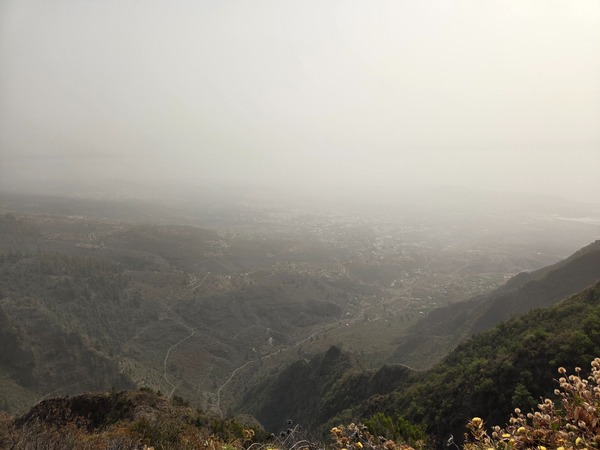Panoramic view over the Güímar valley from the ridge during a calima day on the Las Ventanas de Güímar route.