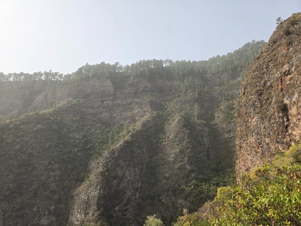 Valley outlook from the cliff-edge path high above Güímar.