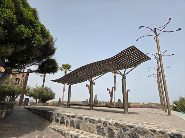 Modern pergola and artistic metallic lights along the seafront promenade in Los Abrigos.