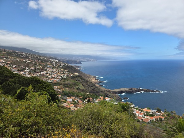 Wide Atlantic view from El Sauzal with cliffs and coastal villages near Parque Los Lavaderos.