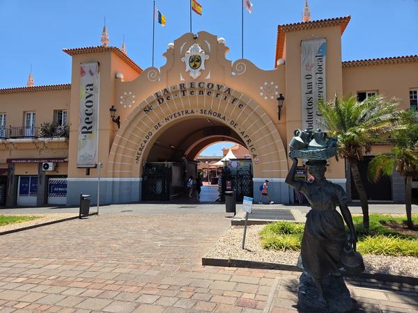 Vista frontal del mercado Nuestra Señora de África en Santa Cruz, con su icónico arco de entrada.