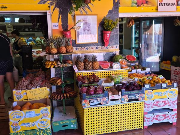 Puesto colorido con piñas, papayas, sandías y frutas tropicales en La Recova.