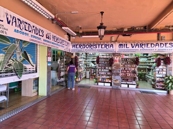 Tienda de herboristería con especias, hierbas medicinales y productos naturales.