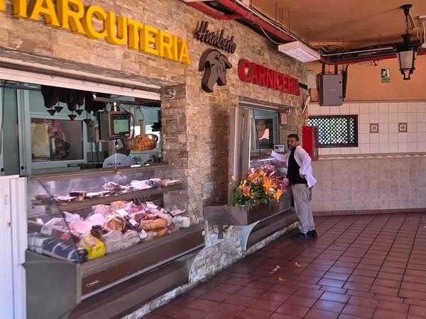 Carnicería Humberto con vitrinas de carne fresca y embutidos.