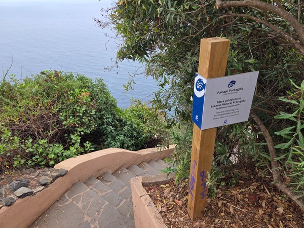 Sign marking the Protected Landscape of Costa de Acentejo at the entrance to the stairway Sign marking the Protected Landscape of Costa de Acentejo at the entrance to the stairway.