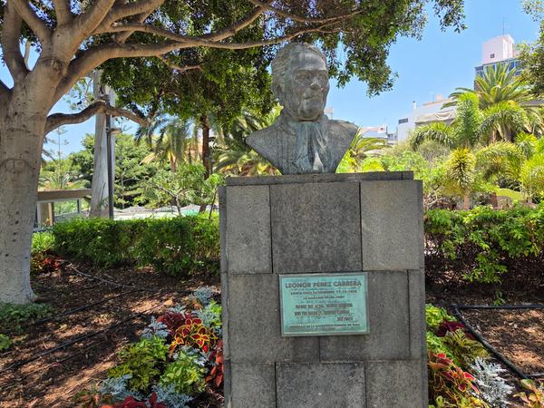 Bust of Leonor Pérez Cabrera with commemorative plaque