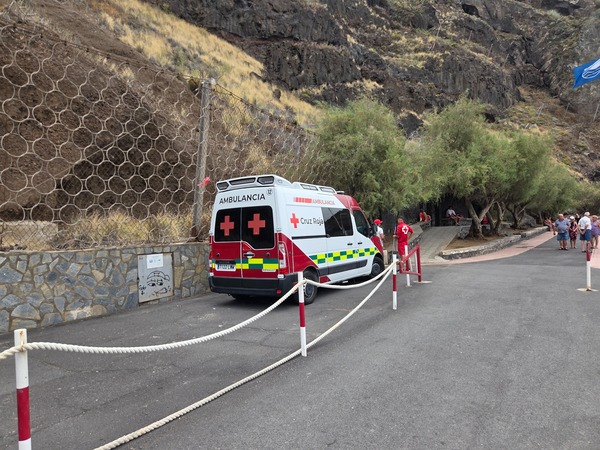 Cruz Roja ambulance and lifeguards providing first-aid service near the access path to Playa de la Arena, Tacoronte.
