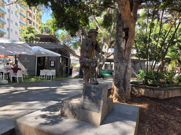 Bronze statue next to the café kiosk in Plaza del Príncipe de Asturias.