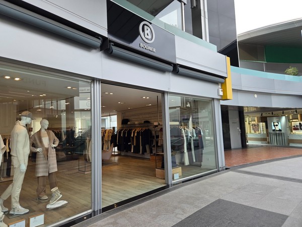Bogner window with sports-lux looks and neutral tones at Plaza del Duque.