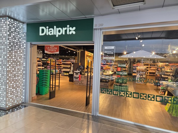 Entrance to the Dialprix supermarket inside Plaza del Duque with baskets and aisles visible.