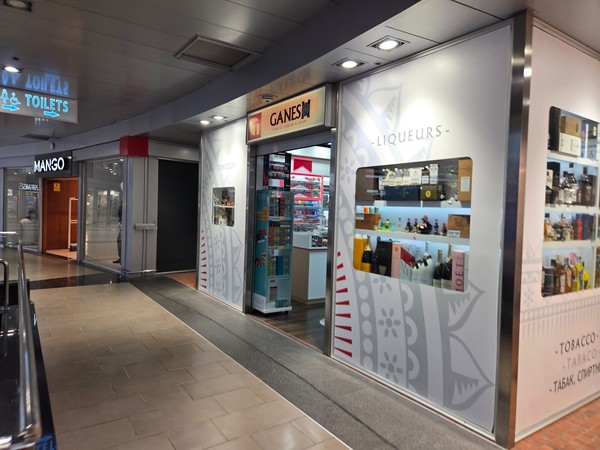 Ganes outlet selling tobacco and liqueurs near the toilet signs inside Plaza del Duque.