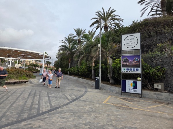 Promenade sign showing directions to Plaza del Duque luxury shopping in Costa Adeje, 250 meters away.
