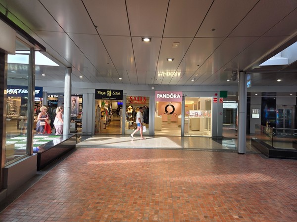 Entrance to the Pandora jewelry store inside Plaza del Duque.