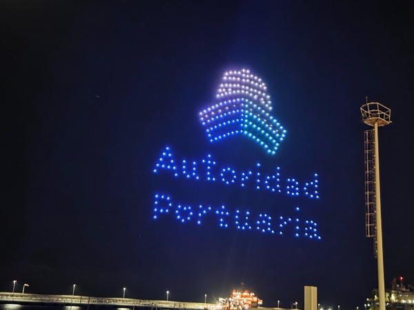 Autoridad Portuaria logo formed by blue drones above the Santa Cruz breakwater during the Plenilunio display.