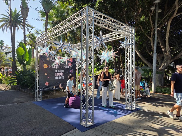 Sparkling star installation and selfie spot announcing Plenilunio – Le Good Cosmic Market. Taken at Plenilunio 2025 in García Sanabria Park, Santa Cruz de Tenerife.