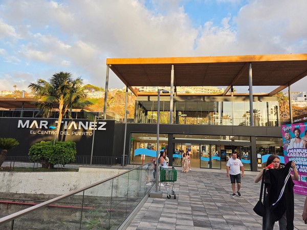 Modern Martiánez shopping centre with wooden canopies and glass façades in Puerto de la Cruz.